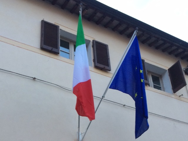 Bandire Italia ed Europa da esterno