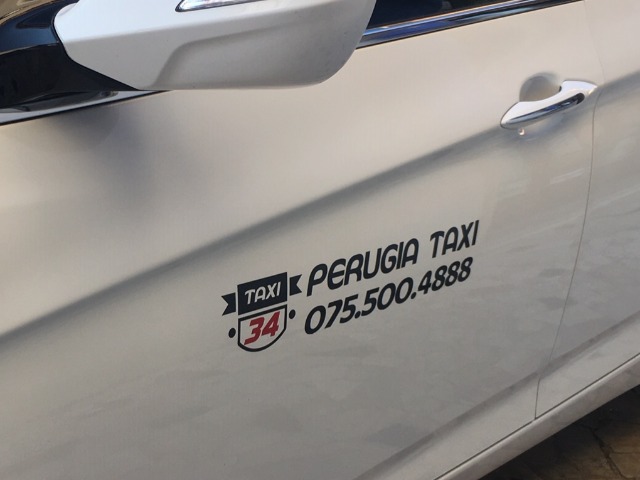 Personalizzazione Taxi con pellicola adesiva