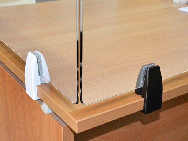 Barriera in plexiglas per scrivanie